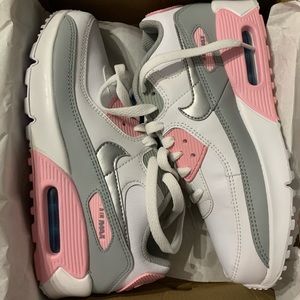 **BNIB NIKE AIR MAX 90 (GS) SIZE 4Y**